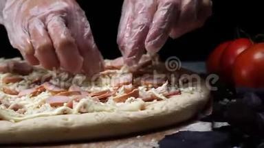 首席的白色硅胶手套准备比萨饼和添加切块香肠比萨饼面团。 框架。 传统